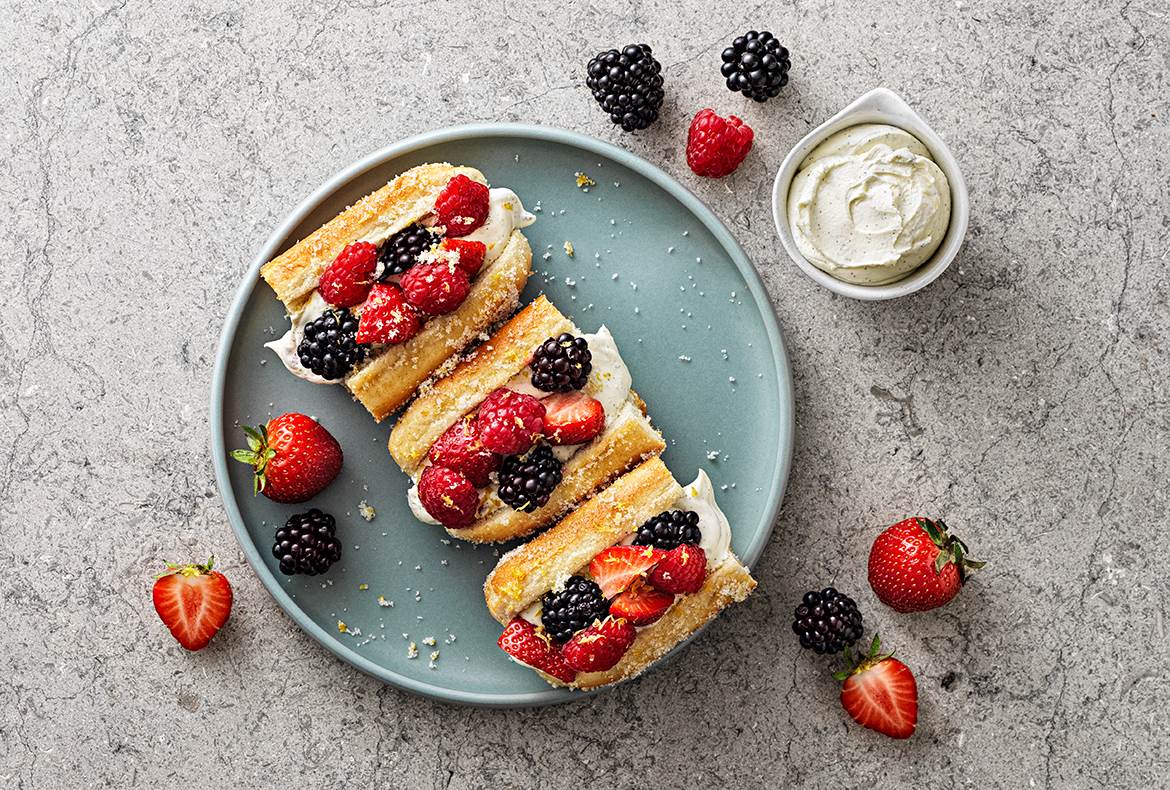SÖTSYRLIG SOMMARDESSERT I KORVBRÖD